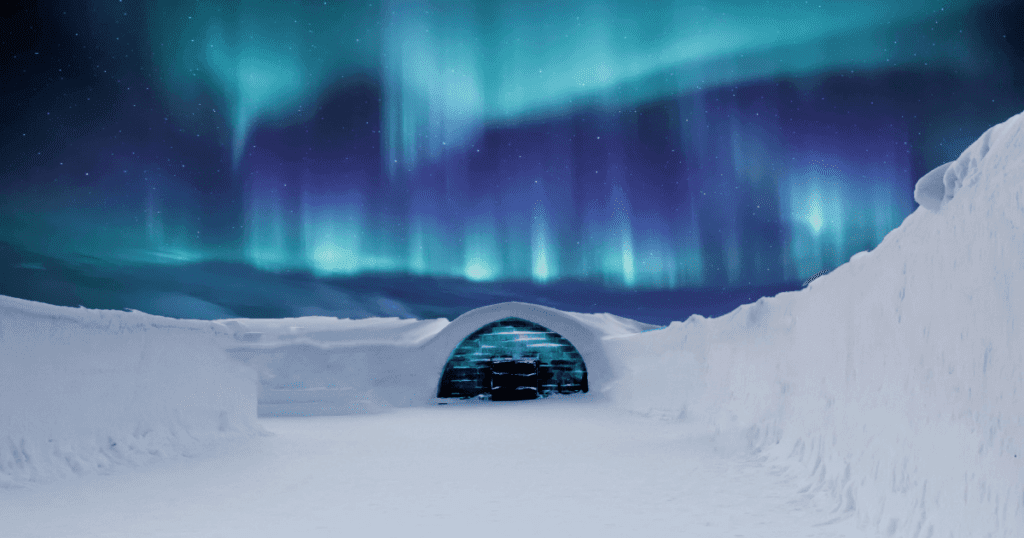 핀란드 오로라: a igloo with a tunnel in the middle of snow