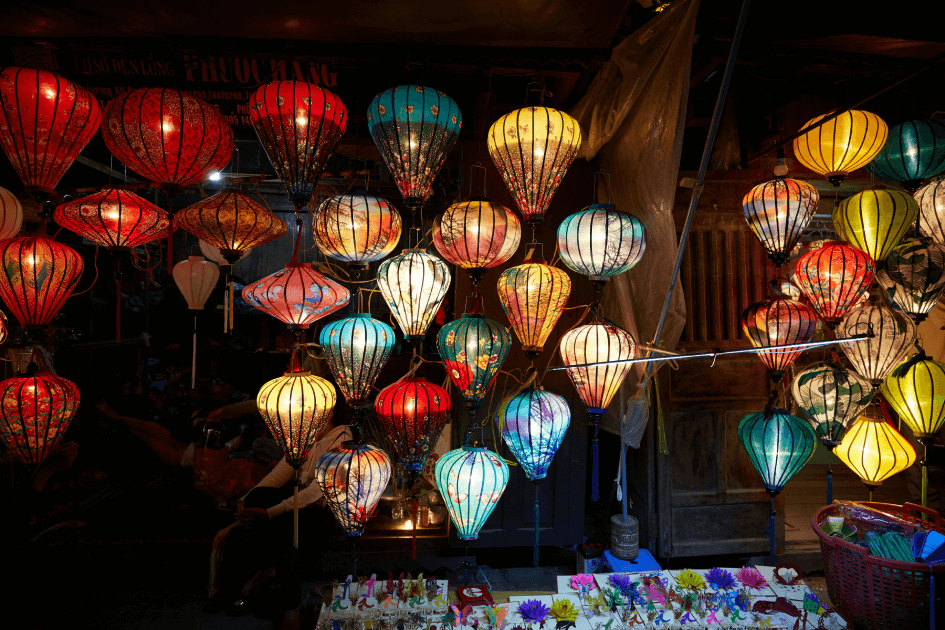 베트남 다낭 야경: a group of lanterns from a ceiling