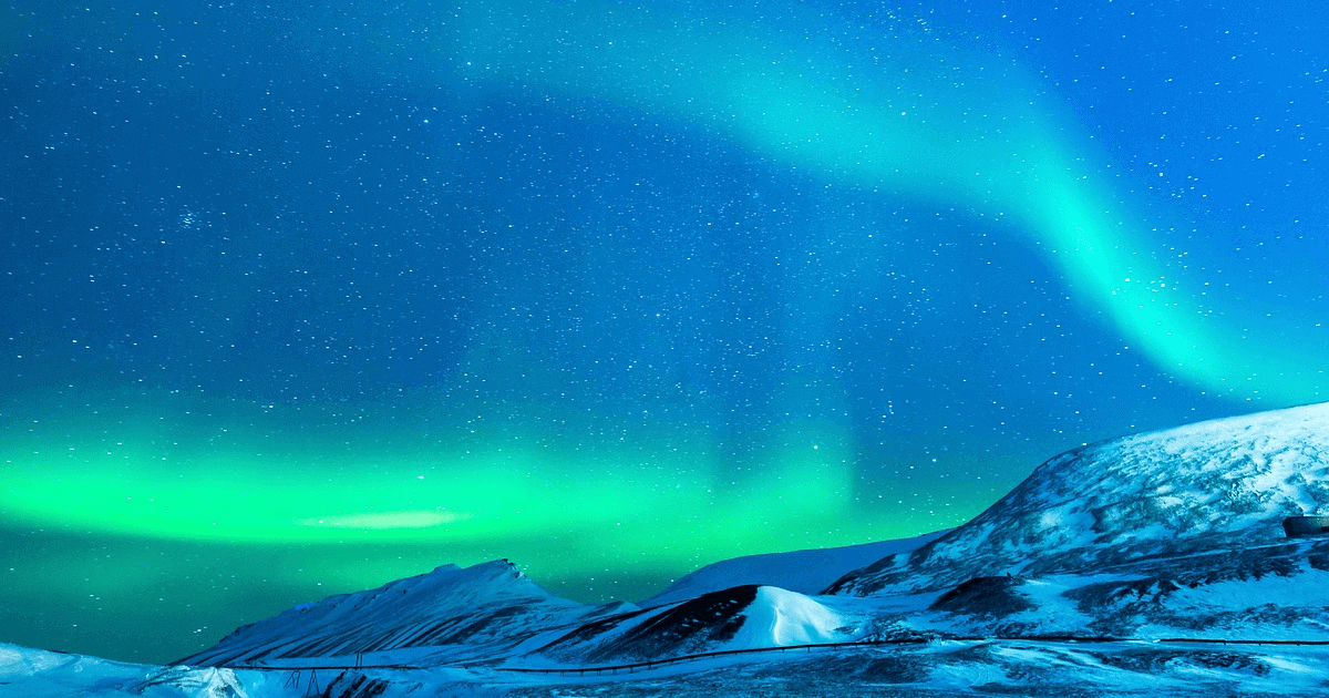 a green lights in the sky over snowy mountains, 겨울 해외 여행지