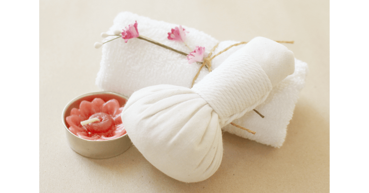 a white towel and a white towel with a candle and a flower on it 온찜질 냉찜질 비교